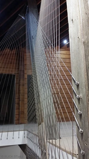 Ограждение лестницы стальными тросами